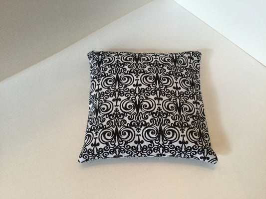 White and Black Pattern Small Square 5 x 5 Heating Pad